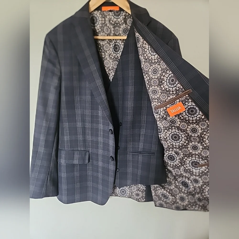 Tallia Men's 2-Pc Suit 42R Navy Gray Burgundy Plaid Wool Blend Blazer & Vest